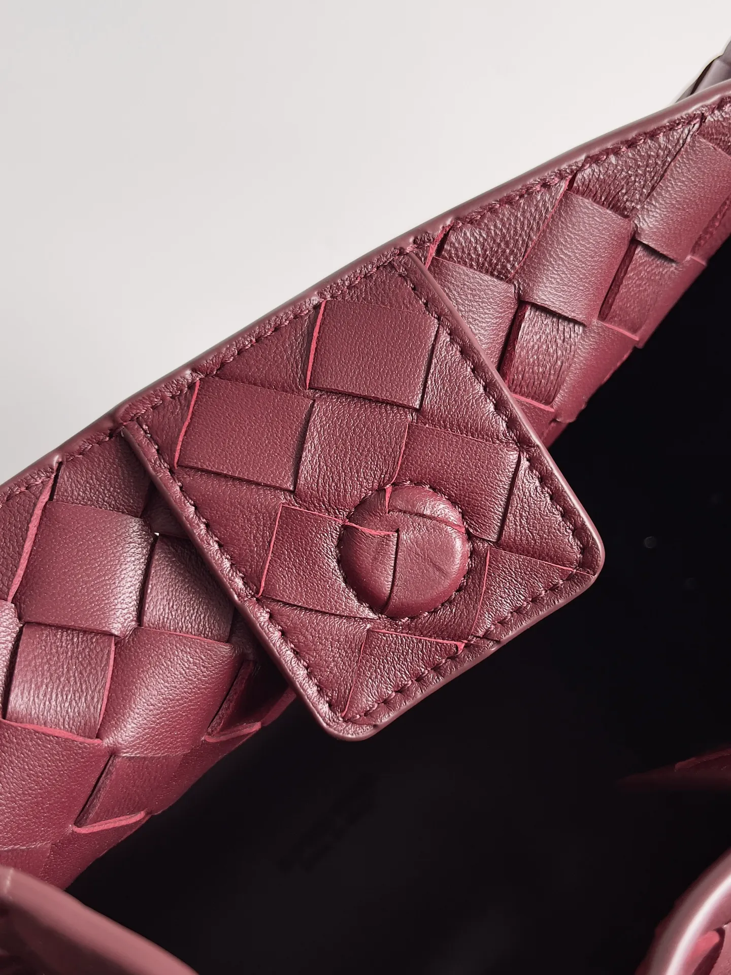 Batch 2660 24 early autumn new model Andiamo Parachute is made of a whole piece of woven leather. It is processed by folding stitching at the four corners. # Craftsmanship and creativity. The large size is atmospheric and practical. One of the must-selects for BV. It has a large space, can hold a computer, the shoulder strap is thick, and the upper shoulder is very comfortable. The large parachute can be carried on the body and can be carried on the body. The upper body is versatile and cute☺️ Style number: 796571 Size: 30*26*20cm